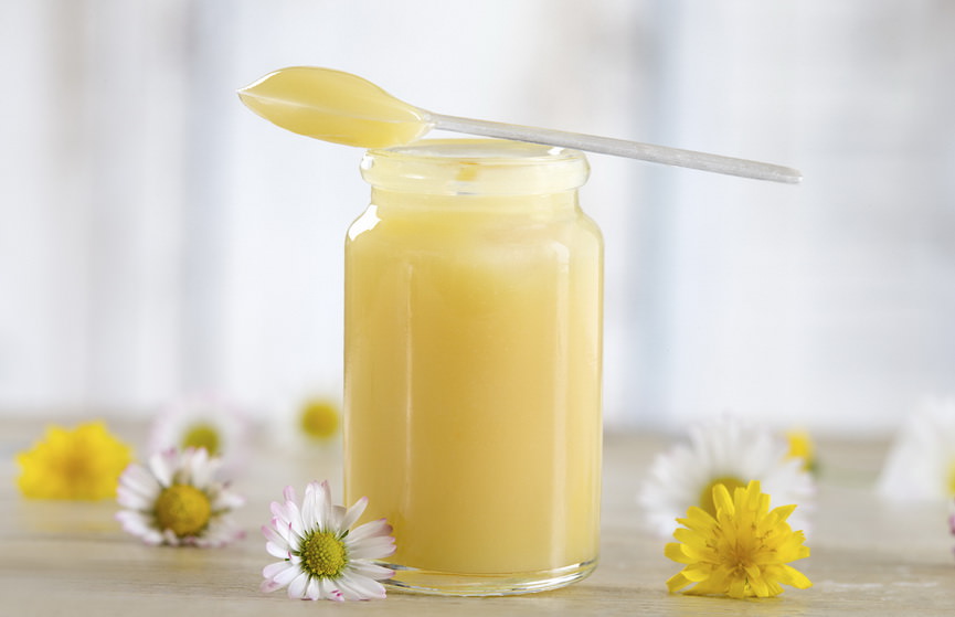 Kein Wunder, dass sich das Gelée Royale (auch Gelée Royale Biene genannt) nicht nur als gute Zubereitung für den internen Gebrauch, sondern auch als einzigartiger Bestandteil kosmetischer Produkte bewährt hat