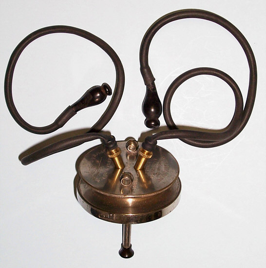 Gleichzeitig ist derzeit die kombinierte Version („zwei in einem“) des Stethoskops und des Phonendoskops - des Stethophonendoskops - die beliebteste unter Medizinern