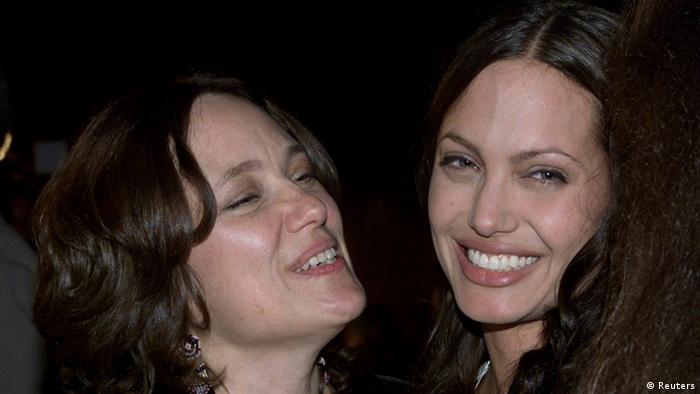 Когда Анджелина Джоли призналась, что удалила две груди, потому что она была носителем дефектного гена BRCA2, повышающего риск развития рака, истерика должна была вспыхнуть